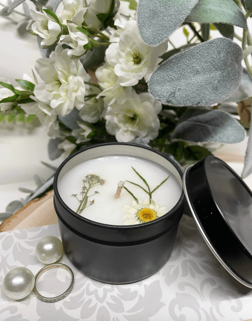 Elegant wedding favor candle with natural scent
